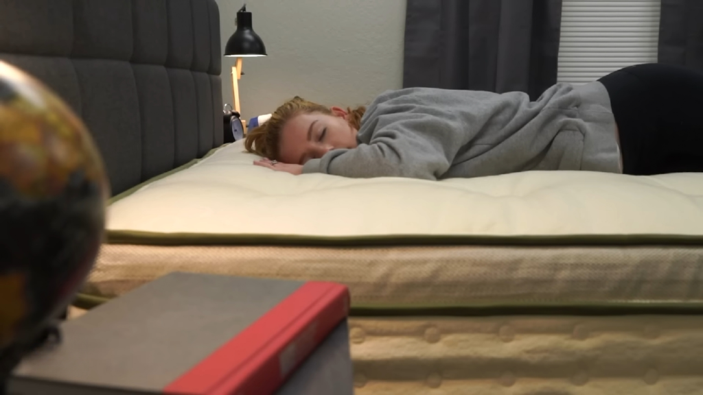 femme_allongée_sur_un_matelas