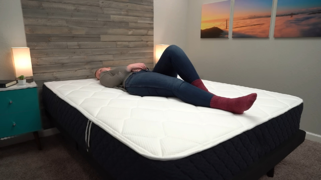 femme_qui_dort_sur_un_matelas